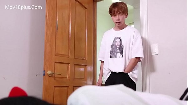 Vào phòng thấy em gái đang ngủ nứng quá đè phang luôn